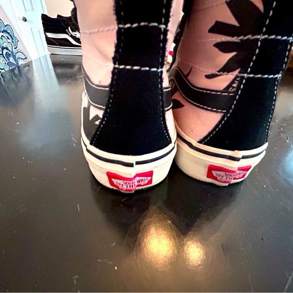♥️Vans ♥️Black,Pink and White High-Tops Girls size 5Y - Picture 3 of 6